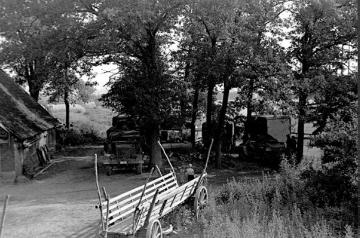 Einquartierungen auf dem Hof Schulze Böckenhoff: Lastwagen einer motorisierten SS-Einheit aus Österreich, die von Herbst 1939 bis Frühjahr 1940 in Raesfeld stationiert war.
