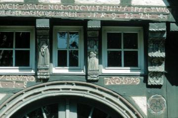 Renaissance-Fachwerk in Wiedenbrück, Lange Straße: Portal eines Ackerbürgerhauses von 1559 mit Inschrift und Knaggenskulpturen