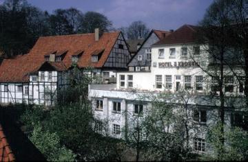 Wohnviertel an der ev. Stadtkirche mit Blick auf die Terasse des Hotels "3 Kronen"