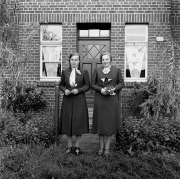 Zwei Töchter der Familie Anton Fasselt, Brünen-Havelich, vor dem Haus
