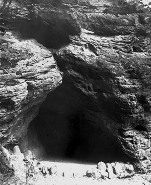 Eingang der Felsenhöhle "Teufelsküche"