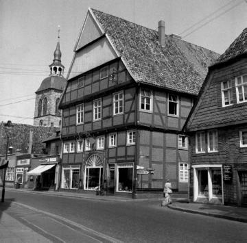 Wiedenbrück, Lange Straße: Fachwerkgebäude mit Ladengeschäften - im Hintergrund der Turm der Aegidius- Kirche