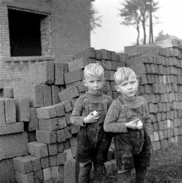 Kinder der Familie Brunsbach, Dorstener Straße, vor einem Stapel "Möppels"
