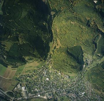 Biedenkopf-Wallau an der Lahn (Landkreis Marburg-Biedenkopf) in Hessen, an der Landesgrenze zu Nordrhein-Westfalen bei Laasphe-Niederlaasphe (Kreis Siegen-Wittgenstein)