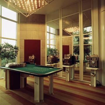 Roulette-Tisch und antike Spielautomaten: Blick in das Spielcasino Hohensyburg (erbaut 1985)