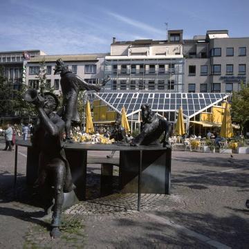 Kortum-Brunnen und "Glas-Café" auf dem Husemann-Platz