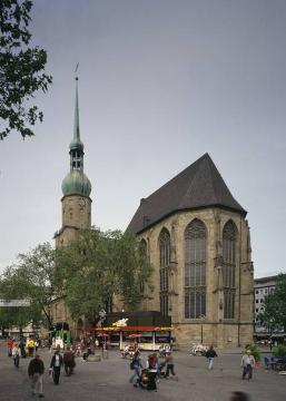 Ev. Pfarrkirche St. Reinoldi mit belebtem Kirchplatz
