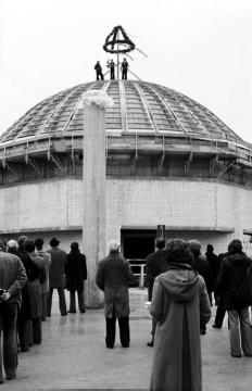 LWL-Museum für  Naturkunde, Richtfest Februar 1980: Befestigung des Richtkranzes auf dem Dach des Planetariums