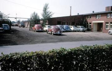 Gewerbebetriebe in Telgte, 1965: Firma Feldmeier & Wiewelhove, Maschinenbau - Verwaltungsgebäude mit Werksparkplatz
