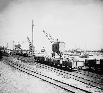 Hafenkräne bei der Schüttgutverladung am Eisenbahnkai