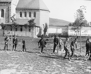 Körperbehinderte Kinder beim Kricketspiel vor Josefsheim Bigge (damals auch "Krüppelanstalt" genannt), gegründet 1904 durch den kath. Geistlichen Heinrich Sommer als Wohn- und Ausbildungsstätte für körperbehinderte Menschen, undatiert, um 1926? (vgl. 10_5749)