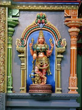 Im Sri-Kamadchi-Ampal-Tempel, Hamm-Uentrop, eingeweiht 2002 - nach dem Neasden-Tempel in London der zweitgrößte hinduistische Tempel Europas, gewidmet der "Göttin mit den Augen der Liebe"