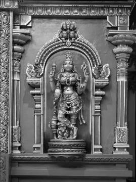 Im Sri-Kamadchi-Ampal-Tempel, Hamm-Uentrop, eingeweiht 2002 - nach dem Neasden-Tempel in London der zweitgrößte hinduistische Tempel Europas, gewidmet der "Göttin mit den Augen der Liebe"