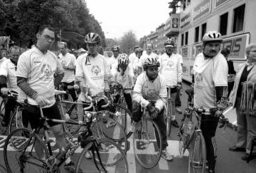 Erste Etappe des 85. Giro d`Italia von Groningen nach Münster: Radsportler der "Special-Olympics" (Behindertensport) nach der Zieldurchfahrt