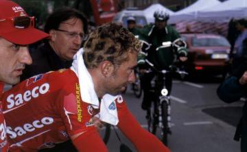 Ein Radrennfahrer auf der ersten Etappe des 85. Giro d`Italia von Groningen nach Münster