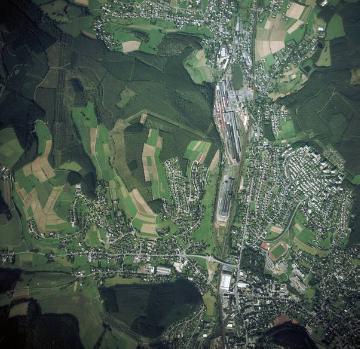 Kreuztal, nordwestlich von Siegen, mit den Ortsteilen Eichen im Norden, Fellinghausen im Westen und Ferndorf im Osten, Bundesstraßen B54 und B508