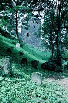 Der jüdische Friedhof am Hachtorturm, Stadttor  des 14. Jahrhunderts