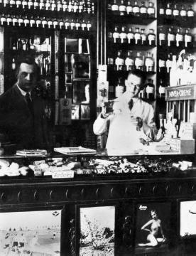 Der junge Drogist Otto Reckfort (rechts) im Geschäft Emil Czepluch, Belgard an der Persante/Westpommern (heute Bialogard, Polen), später Gründer der Adler-Drogerie Reckfort in Münster, Aufnahme um 1927?
