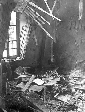 Kriegsjahr 1914: Zerstörter Wohnraum in Chambly (Frankreich, Oise-Gebiet) nach dem Einschlag eines Fliegergeschosses