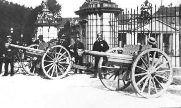 Kriegsjahr 1914: Erbeutete französische Geschütze vor dem Schloss von Karlsruhe