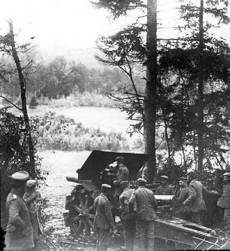 Kriegsjahr 1914: Mörser (Kaliber 21 cm) mit deutschen Soldaten an der Westfront