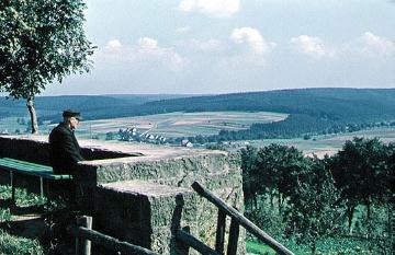 Blick von der Rüthener Stadtmauer in Richtung Möhnetal und Rüthener Wald