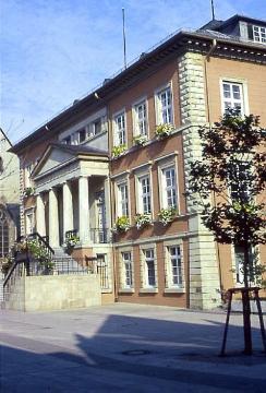 Hauptportal des Rathauses, erbaut 1828-30 im Stil des Klassizismus