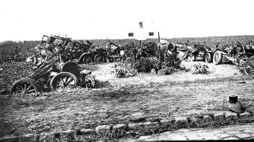 Kriegsjahr 1914: Grabdenkmal mit zerstörten Kraftwagen für die Gefallenen einer Nachschubabteilung in Nordfrankreich
