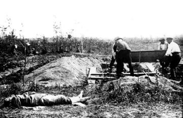 Kriegsschauplatz Ostpreußen/Masuren 1914: Begräbnis eines russischen Gefallenen durch deutsche Soldaten