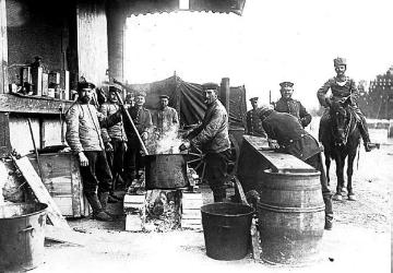 Kriegsschauplatz Ostpreußen/Masuren 1914: Feldküche in einem deutschen Feldlager