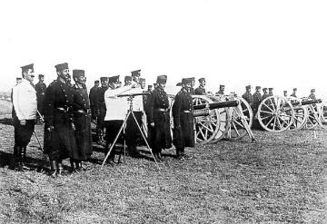 Kriegsjahr 1914: Serbische Soldaten bei einer Schießübung der Artillerie
