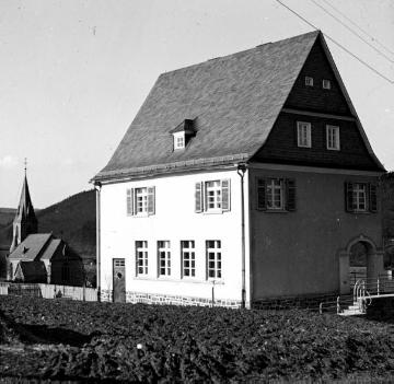 Ortsteil Braunshausen, um 1950?: Dorfschule und ev. Pfarrkirche St. Antonius