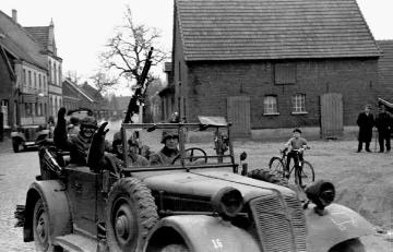 Abzug der in Raesfeld stationierten Truppe der Waffen-SS, die Fahrzeugkolonne fährt durch das Dorf