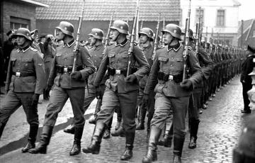 Truppenparade der Waffen-SS am "Heldengedenktag". Mitglieder einer SS-Einheit aus Österreich, die von Herbst 1939 bis Frühjahr 1940 in Raesfeld einquartiert war.