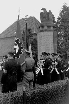 Feier zum "Heldengedenktag" am Kriegerdenkmal, Aufstellung von Holzkreuzen für gefallene Soldaten