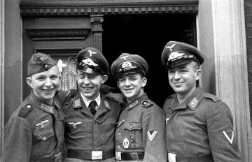 Soldaten im Heimaturlaub: Heinrich Kremer, Philip Gülker, Clemens Höing und Alfons Nagel