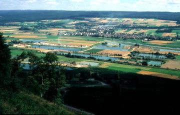 Wesertal bei Godelheim: Blick vom Brunsberg über die Kiesseen an der Weser Richtung Solling