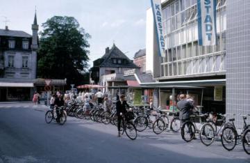 Fahrradparkplatz vor dem Kaufhaus Karstadt