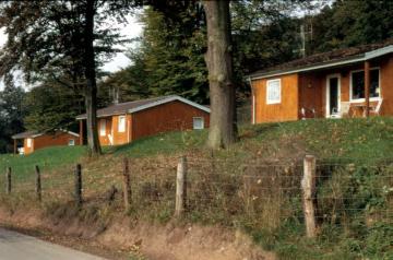 Holzhäuser einer Freizeitwohnsiedlung