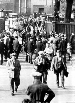 Weimarer Republik: Arbeiter vor einem Werktor