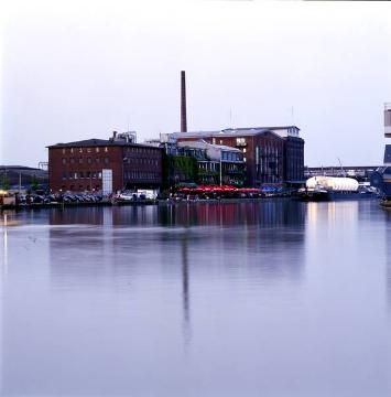 Stadthafen, "Kreativkai" (Nordkai), im Zuge des Hafenumbaus ab 1997 umgenutzte Gebäude für die Ansiedlung von Dienstleistungsbetrieben, Gastronomie, Künstlerateliers und Ausstellungsräumen