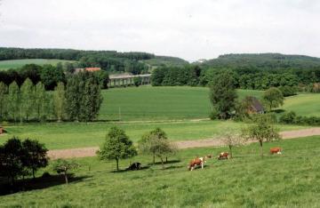 Acker- und Weidelandschaft am Fuße des Kleebergs mit Blick auf die Talbrücke Exterheide der Autobahn A1 (Hansalinie)