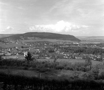 Blick über die Stadt nach Süden auf den Ziegenberg