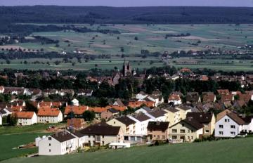 Wohnsiedlungen am Stadtrand mit Blick auf den Solling am Ostufer der Weser