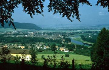 Blick über die Stadt und die Weser in das weite Wesertal
