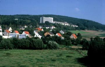 Nördlicher Bereich von Höxter mit dem Hochhauskomplex der Weserbergland-Klinik, Fachklinik für Physikalische Medizin, Orthopädie und Neurologie, Grüne Mühle 90.