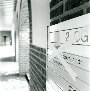 Verlassenes Franziskanerkloster, Hörsterplatz: Hinweisschild im Kreuzgang, Gebäudeabriss 2007