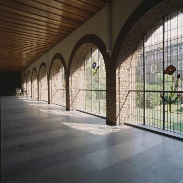 Verlassenes Franziskanerkloster, Hörsterplatz: Kreuzgang mit Fensterfront zum Innenhof (Nordansicht), Abriss 2007