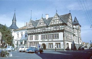 Rathaus mit Marktplatz 1961, errichtet 1587 von Baumeister Hans Rade, Steinbau mit auskragendem Fachwerkgeschoss, Renaissance