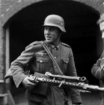 Soldat der Waffen-SS mit Maschinengewehr. Der Soldat gehörte zu einer österreichischen SS-Verfügungseinheit, die von Herbst 1939 bis Frühjahr 1940 in Raesfeld einquartiert war.